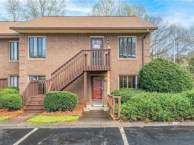 Primary Photo - Great 2 Bedroom Available End Of July