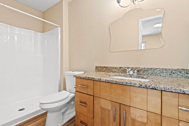 Building Photo - Lovely 2 Bedroom End Unit Townhome in NE R...