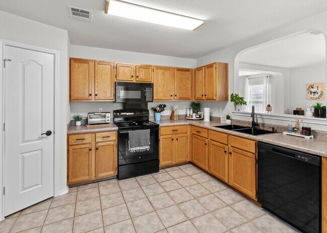 Building Photo - Charming 3-Bedroom Home in a Convenient Lo...