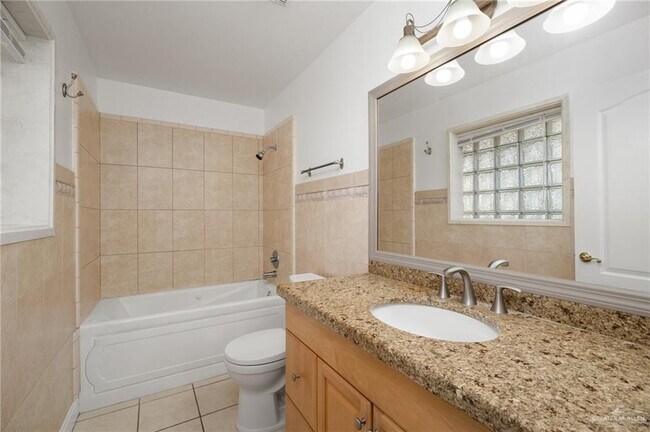 Building Photo - 2805 Lake Shore Dr