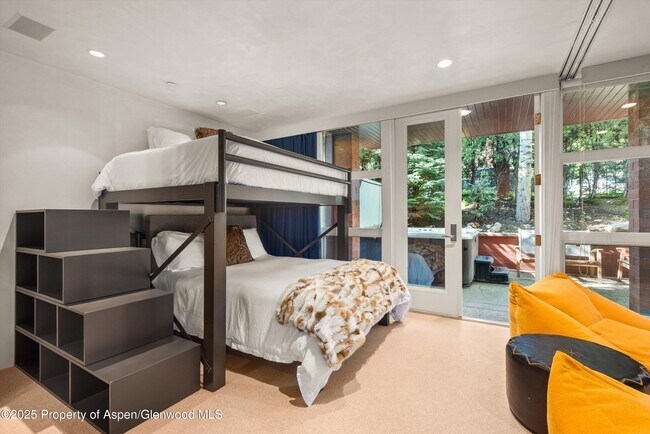 Building Photo - 706 E Hyman Ave