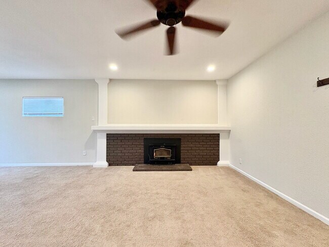 Building Photo - Spacious 3 Bedroom Gilroy Home with AC  & Attached Garage