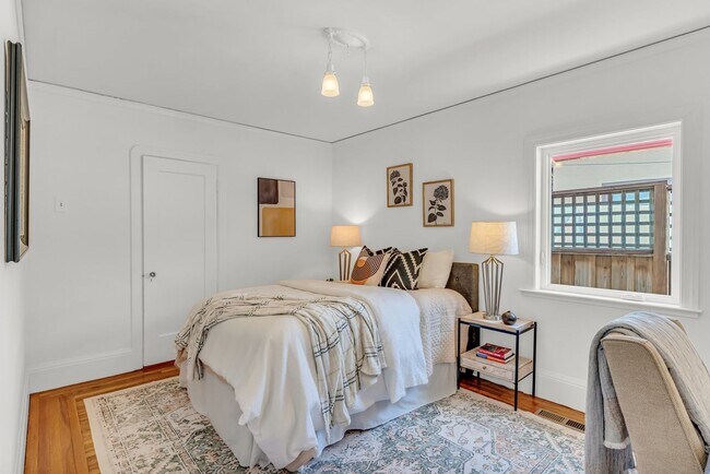 Building Photo - Charming Updated Oakland Home for Lease