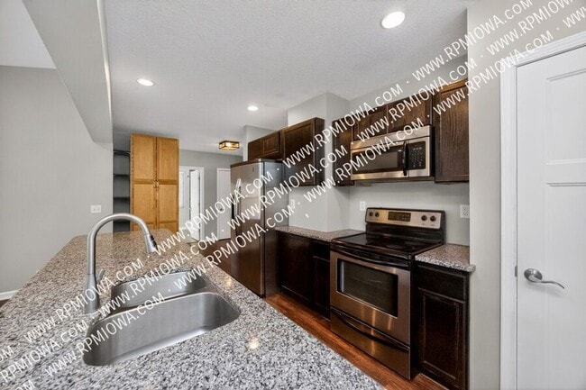 Building Photo - 6717 Roseland Dr