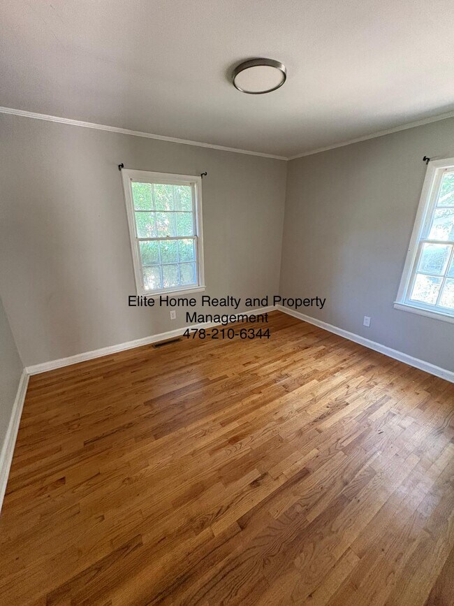 Building Photo - 4322 Fairfax Dr