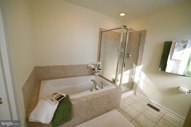 Building Photo - 1910 Cavalier Ln