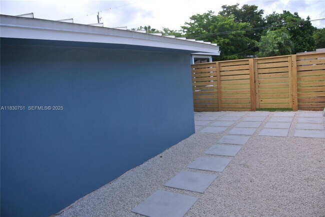 Building Photo - 10230 Dolphin Rd