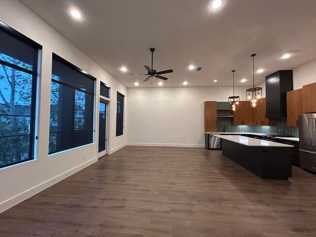 Building Photo - Town Creek CONDO! Large Balcony / Fridge, Washer, Dryer Included / Garage / NBISD