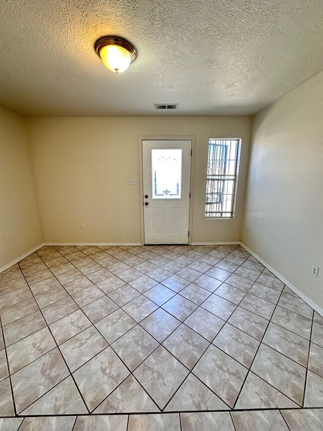 Building Photo - Located Near Downtown 2 Bedroom 1 Bathroom