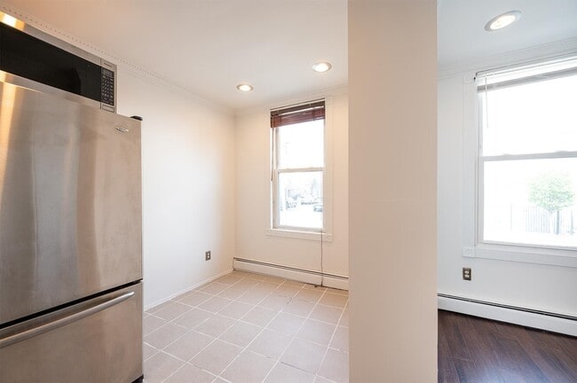 Building Photo - 48 Ravine Ave