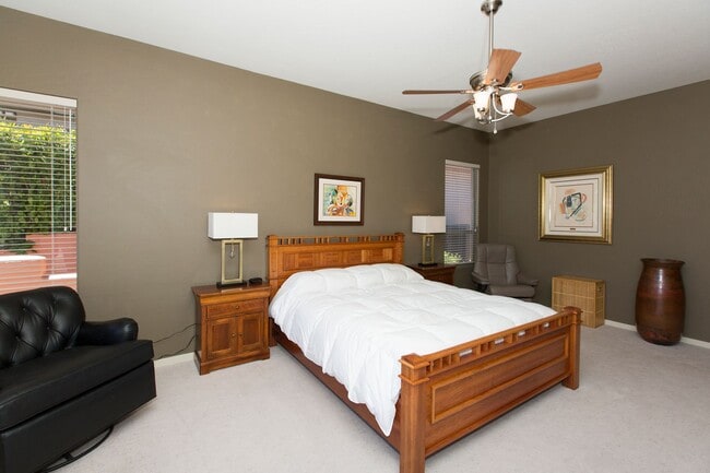 Building Photo - Open, light and bright, quiet Sedona Golf ...
