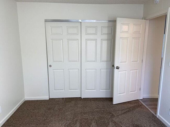 Building Photo - Reno Duplex - Garage, Dishwasher, Washer/Dryer, Central A/C