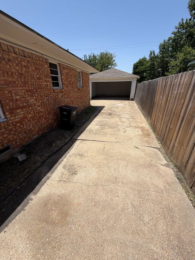 Building Photo - Fabulously maintained 1 bedroom with beautiful surrounding
