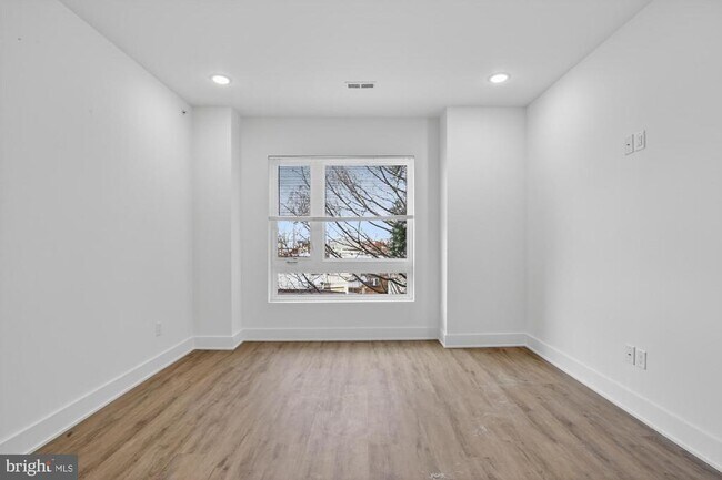 Building Photo - 2331 E York St