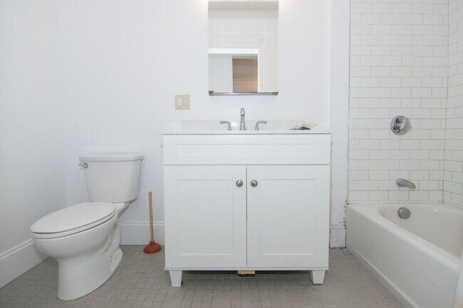 Building Photo - Sunny Spacious 3 Bedroom