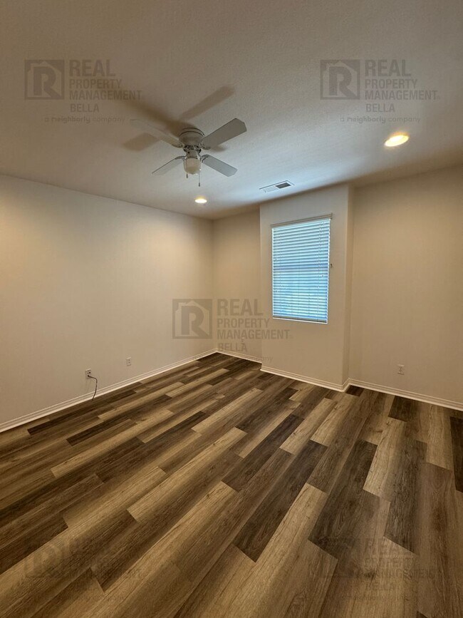 Building Photo - Huge Kitchen, Downstairs Bedroom, and More...