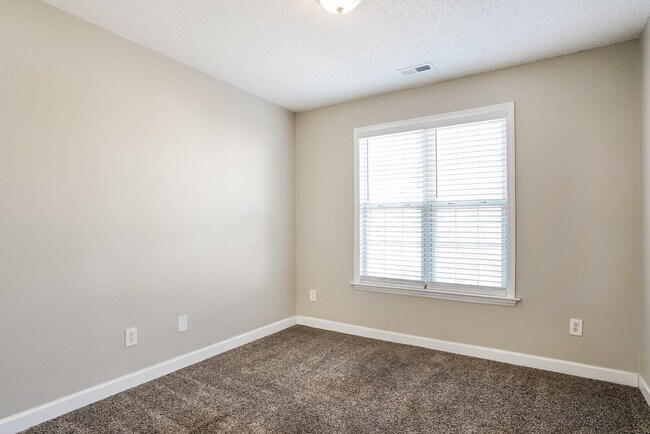 Building Photo - 1940 Shadow Glen Dr