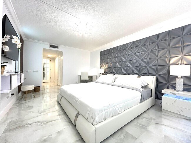 Building Photo - 6039 Collins Ave
