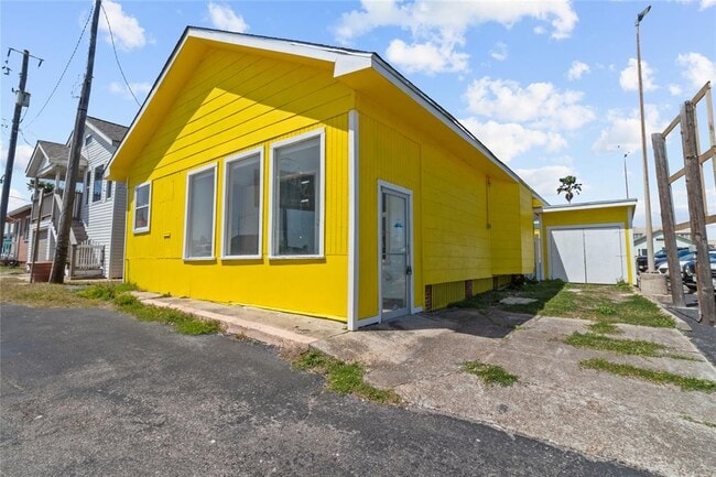Building Photo - 1522 Seawall Blvd