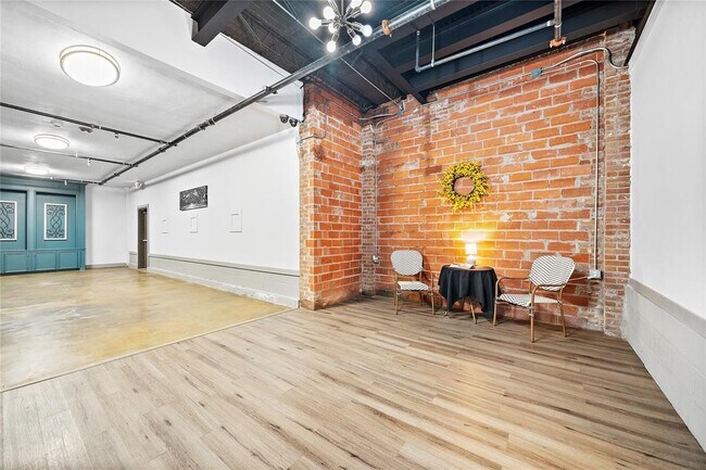 Building Photo - 612 W Texas Ave