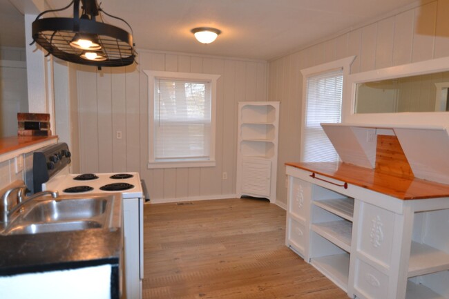 Building Photo - Charming 1 Bedroom Home Available!