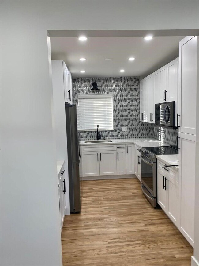 Building Photo - 170 W 58th St
