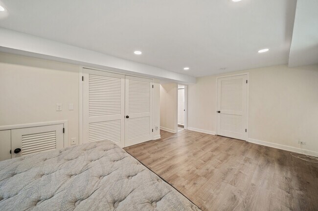 Building Photo - 5320 Suffield Ct