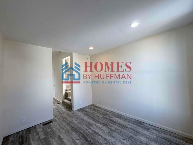 Building Photo - Three Bedroom House w/ Bonus Room