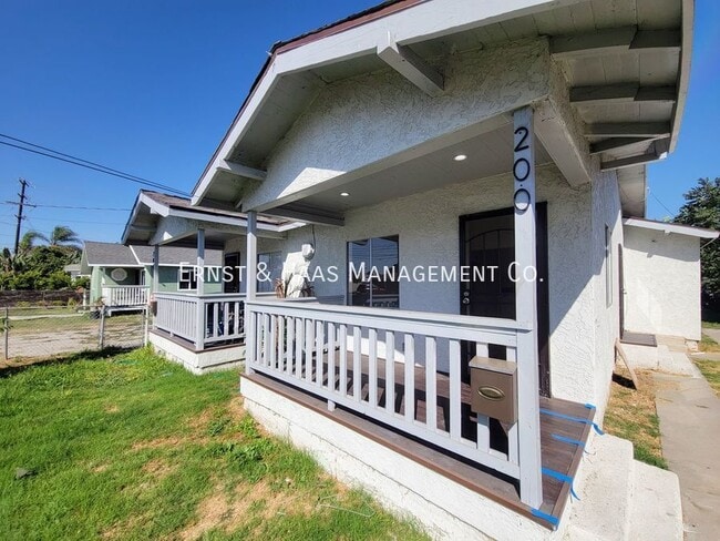 Primary Photo - 200 N Acacia Ave