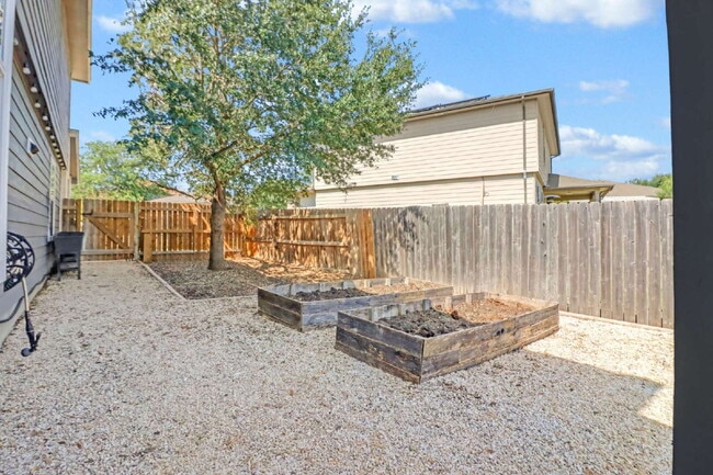Building Photo - 406 Reba