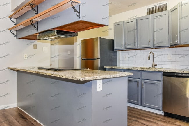 Building Photo - 5805 Ridgecove Dr