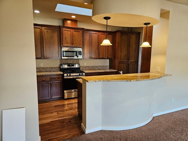 Building Photo - 3Bd/2Ba Two story townhouse - Available to View!