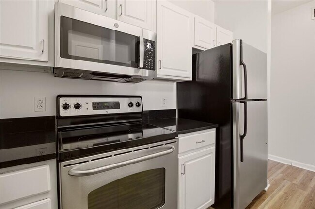 Building Photo - 1000 Providence Pl