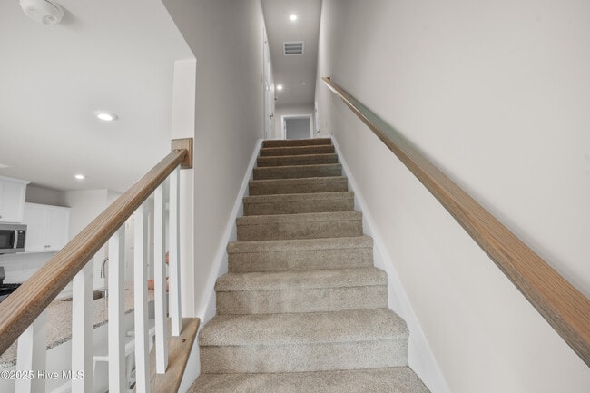 Building Photo - 3111 Edgehill Dr