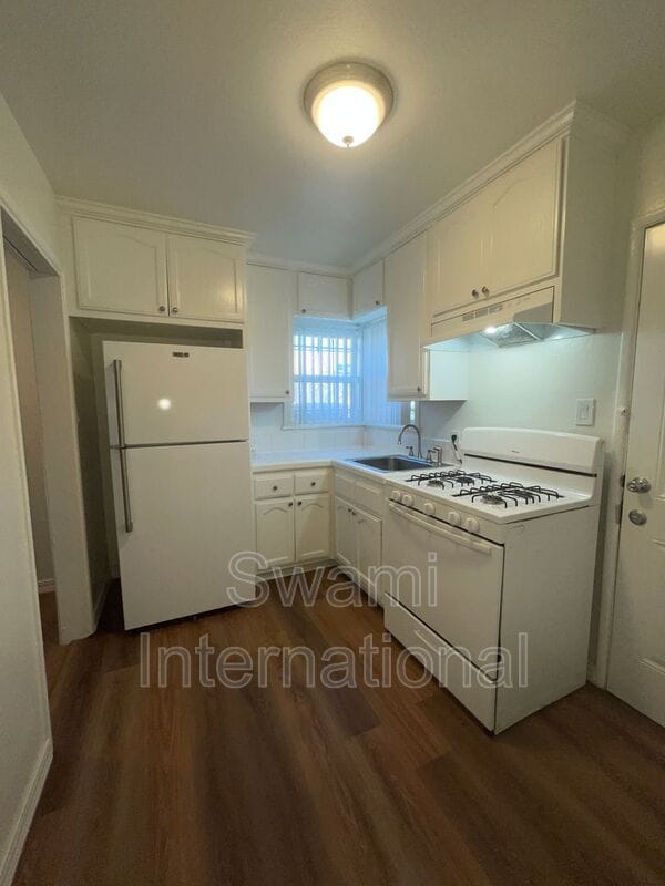 Building Photo - 724 W 80th St