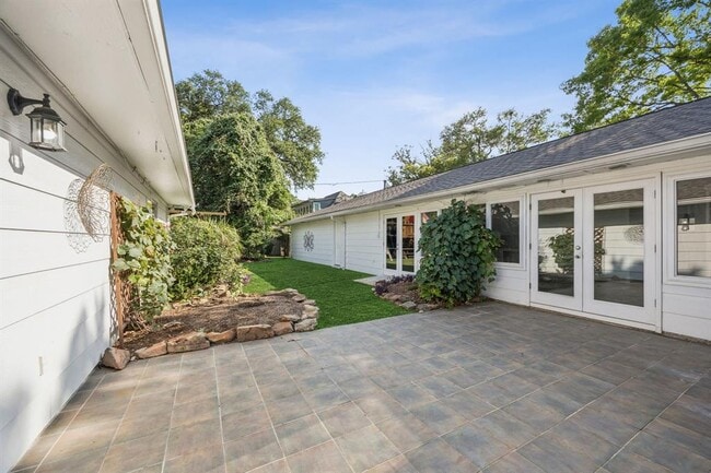 Building Photo - 5659 Chevy Chase Dr