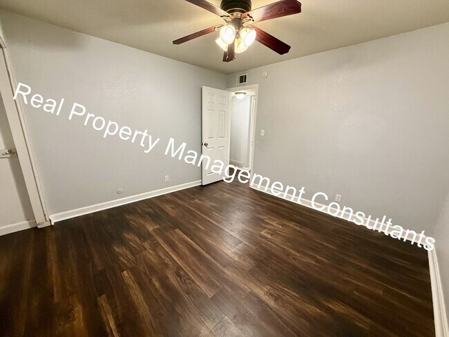 Building Photo - 2 Bed 2 Bath West Plaza Urban Oasis