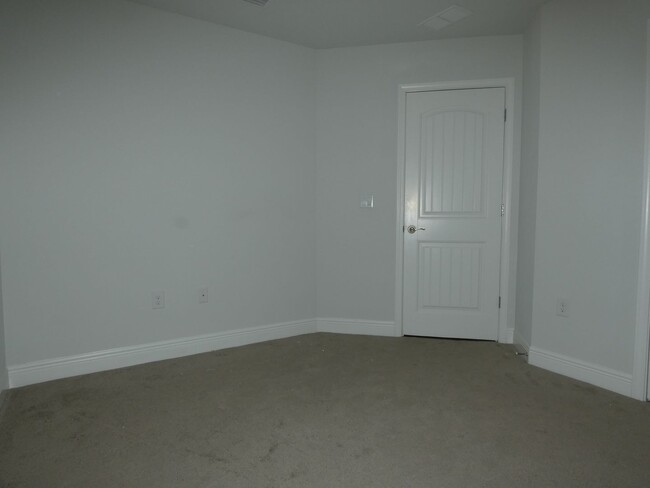 Building Photo - Prime Pensacola Location