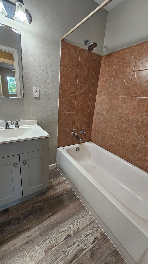 Building Photo - 3 bedroom 2 bath House in Escondido