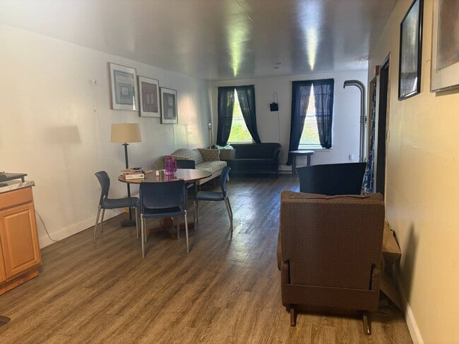 Building Photo - 347 S Pearl St