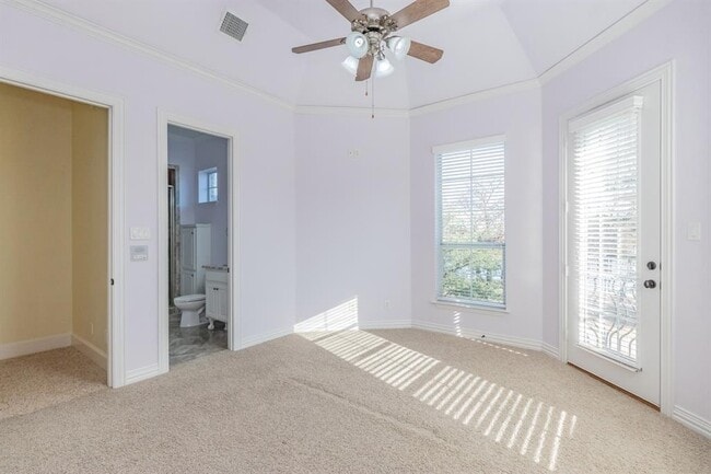 Building Photo - 1004 Drake Dr