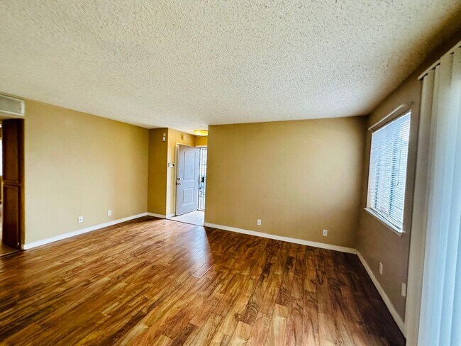 Building Photo - Downstairs 2-Bedroom Condo in Central Las ...