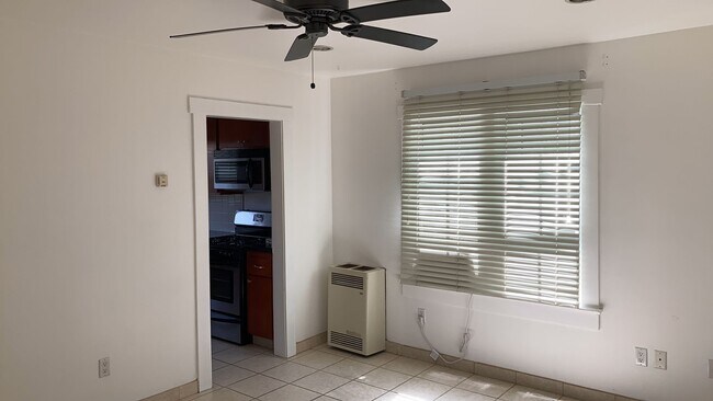 Building Photo - 820