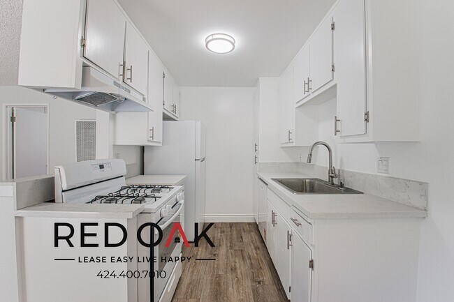Building Photo - 821 N Wilcox Ave