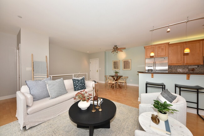 Building Photo - 1515 N Van Buren St