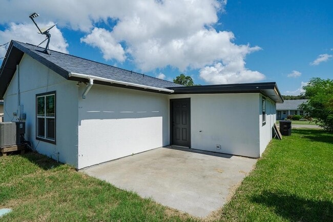 Building Photo - 213 Lazy Ln