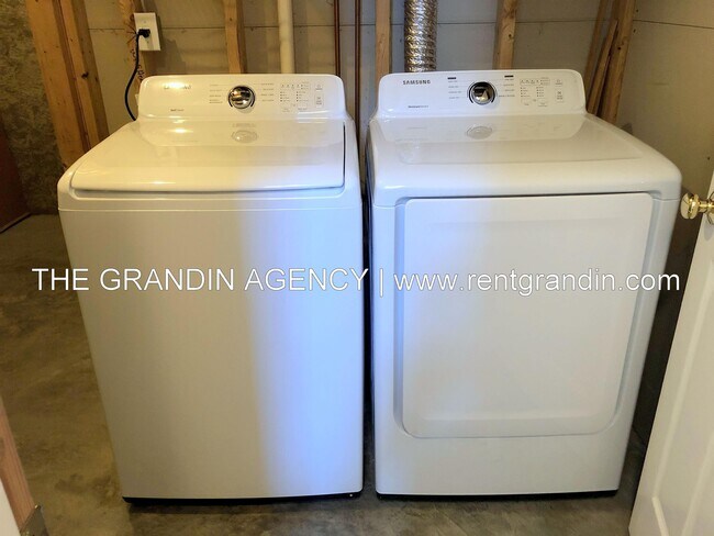 Building Photo - 1811 Meadows Ct