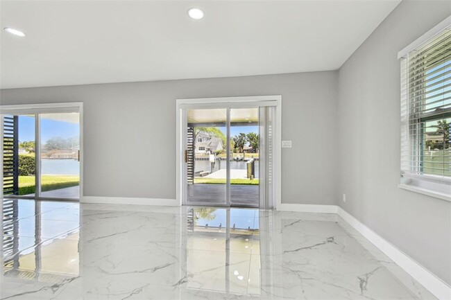 Building Photo - 3913 Fontainebleau Dr