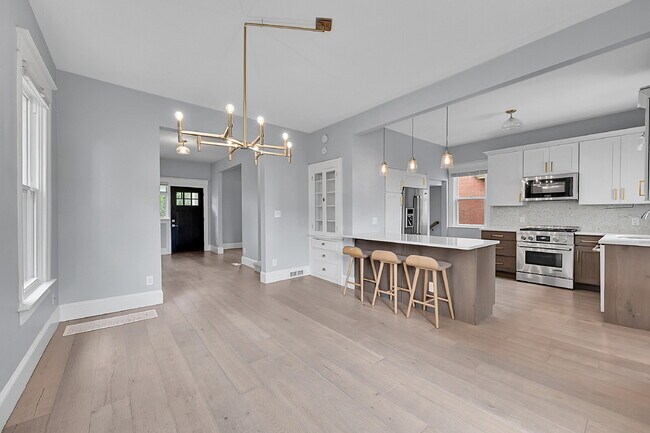 Building Photo - $3,595 - 3 Bed, 2 Bath Updated Home In Den...