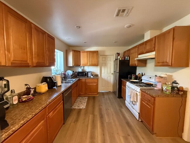 Building Photo - 5 Bedroom 3 Bath Home with a Great Yard!